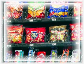 Mit Snacks und Getränken gefüllter Automat